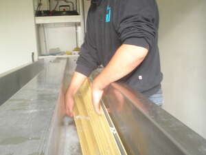 4. Raambekleding wordt in het ultrasoon bad gelegd
