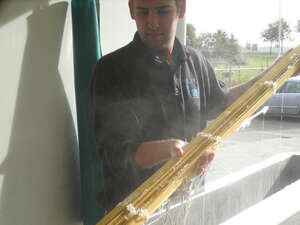 5. Raambekleding wordt gespoeld met zacht water